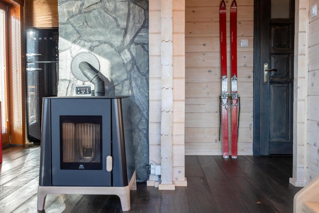 Houten Vakantiewoning "Reisnaarpolen" Royaal Ontbijt, Sauna En Hottub Czarna Gora Ngoại thất bức ảnh