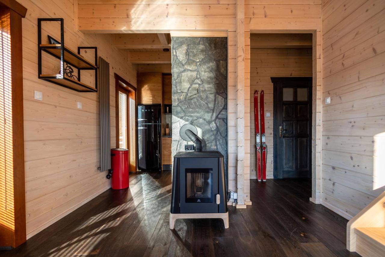 Houten Vakantiewoning "Reisnaarpolen" Royaal Ontbijt, Sauna En Hottub Czarna Gora Ngoại thất bức ảnh