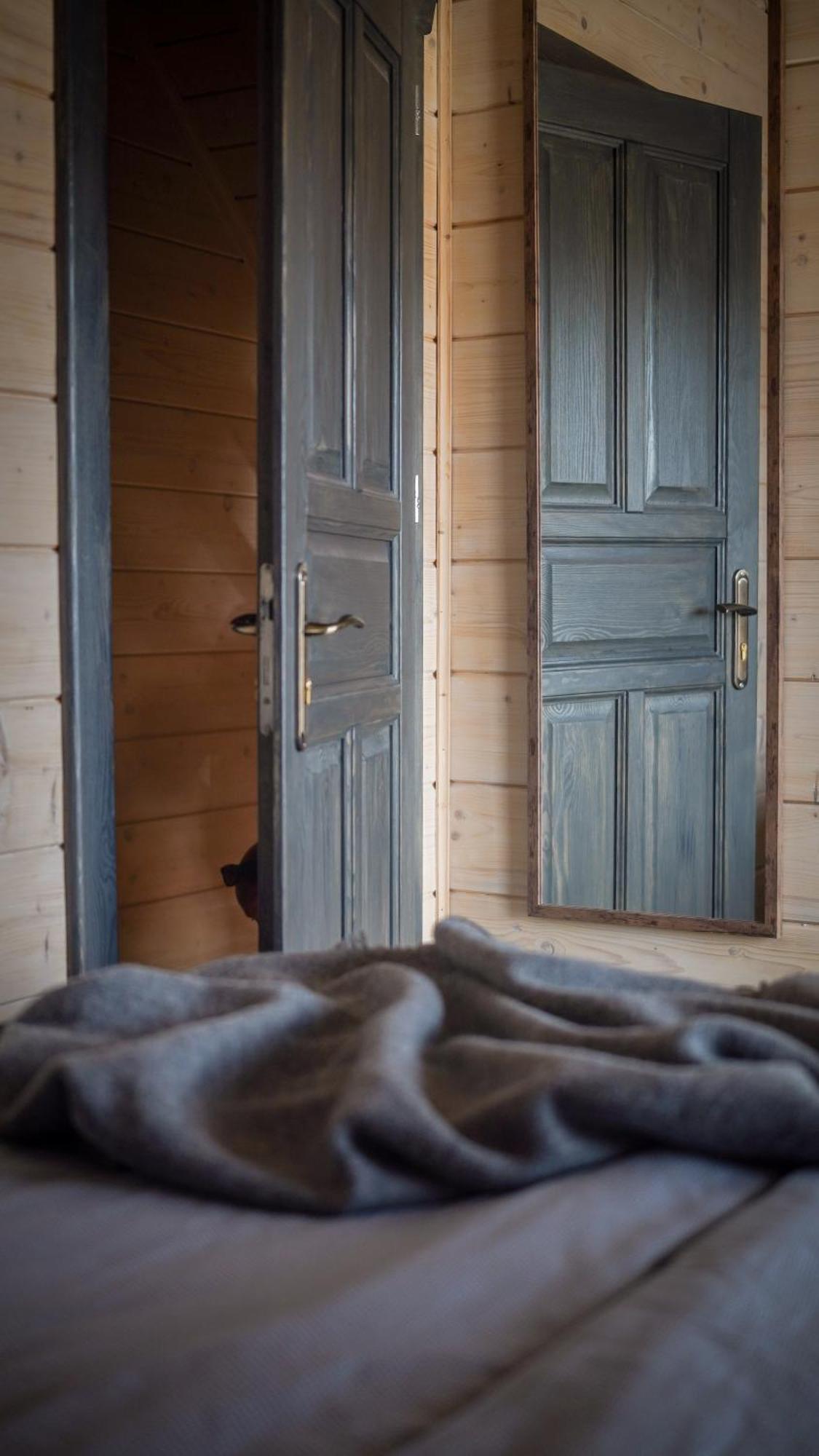 Houten Vakantiewoning "Reisnaarpolen" Royaal Ontbijt, Sauna En Hottub Czarna Gora Ngoại thất bức ảnh