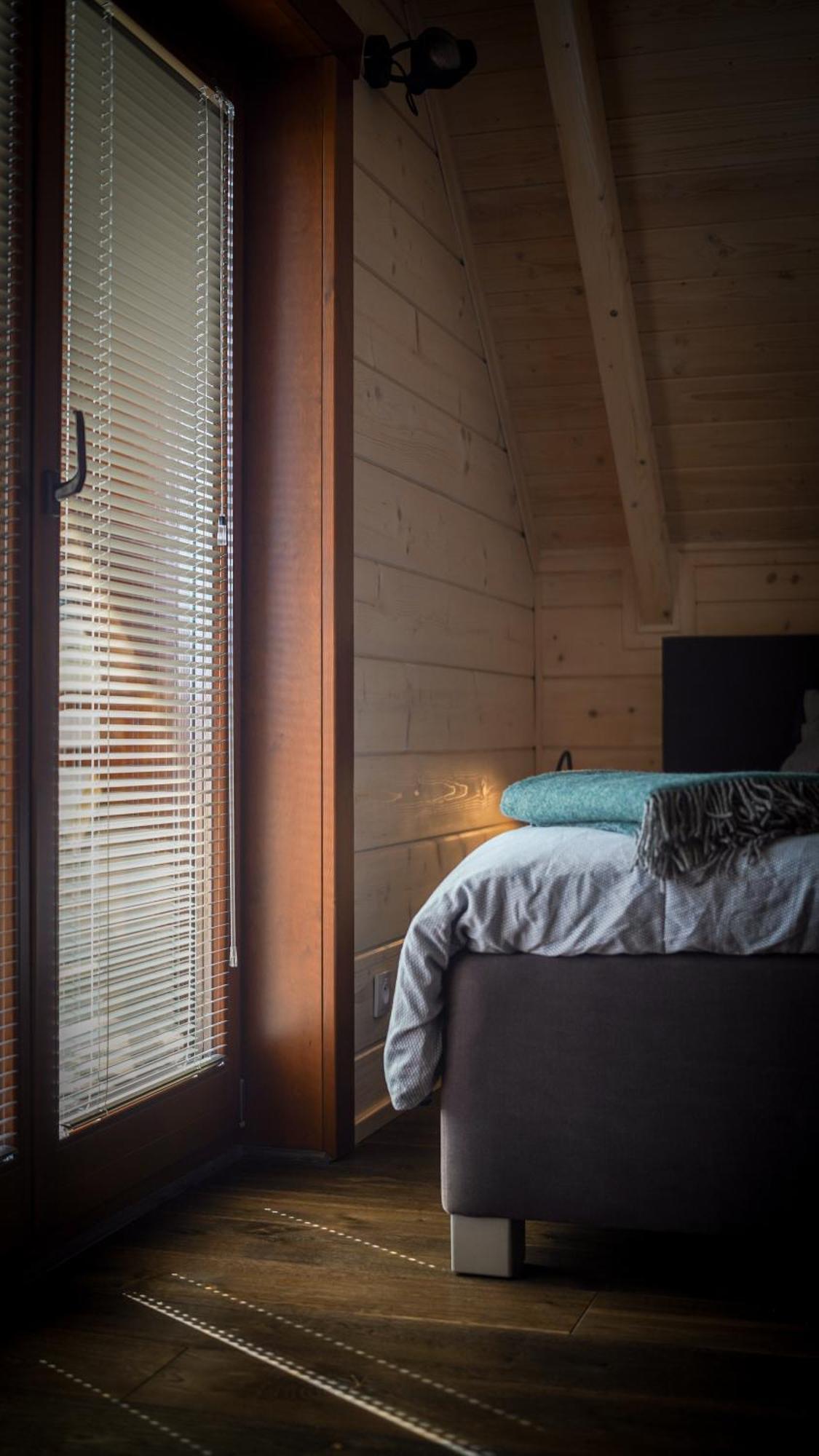 Houten Vakantiewoning "Reisnaarpolen" Royaal Ontbijt, Sauna En Hottub Czarna Gora Ngoại thất bức ảnh